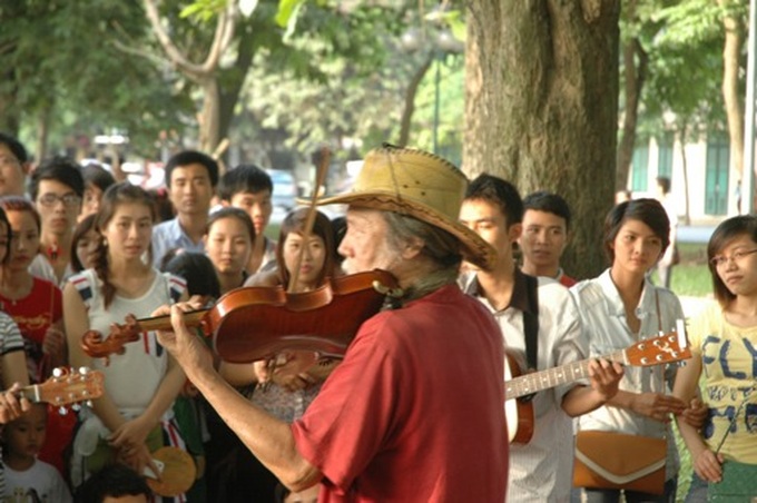 Guitar club cheers Hanoi streets up - 4