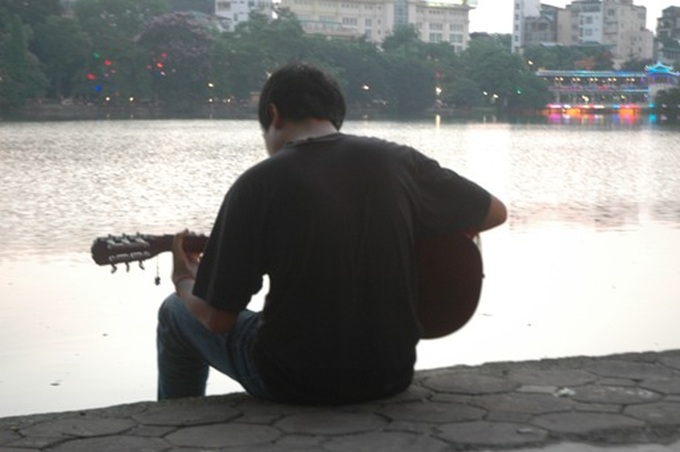 Guitar club cheers Hanoi streets up - 5