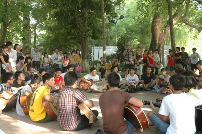 Guitar club cheers Hanoi streets up - 1