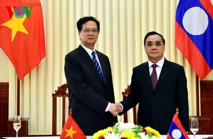 PM Dung holds talks with Lao counterpart - 1