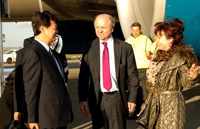 PM Dung arrives in the Netherlands - 1