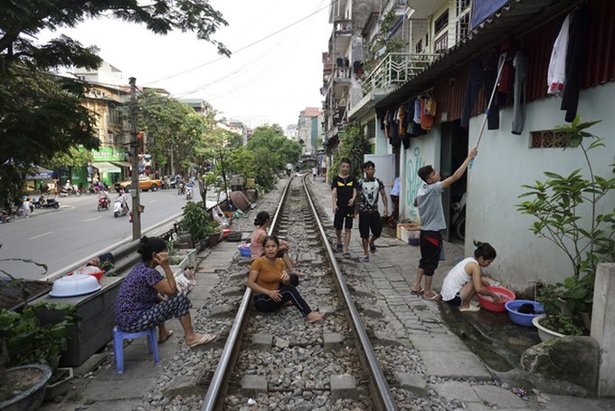 Hanoi railway attracts foreign visitors - 1 Hanoi railway attracts foreign visitors - 1