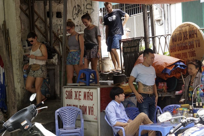 Hanoi railway attracts foreign visitors - 9 Hanoi railway attracts foreign visitors - 9