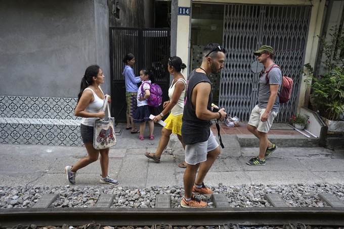 Hanoi railway attracts foreign visitors - 10 Hanoi railway attracts foreign visitors - 10
