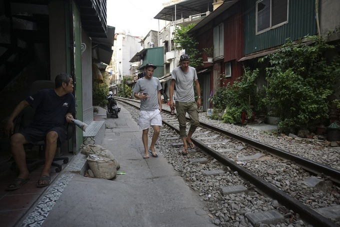 Hanoi railway attracts foreign visitors - 11 Hanoi railway attracts foreign visitors - 11