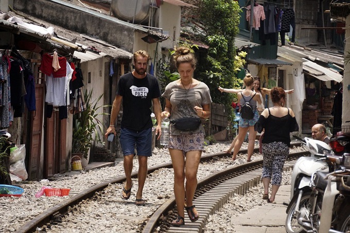 Hanoi railway attracts foreign visitors - 3 Hanoi railway attracts foreign visitors - 3