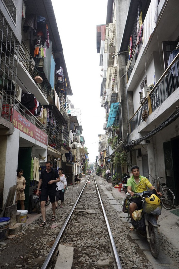 Hanoi railway attracts foreign visitors - 4 Hanoi railway attracts foreign visitors - 4
