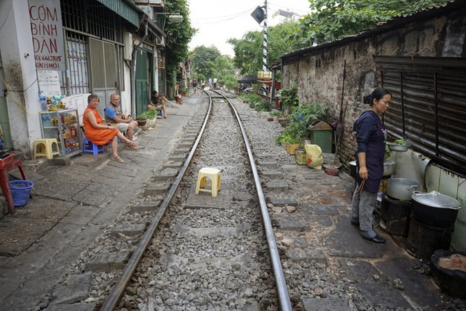 Hanoi railway attracts foreign visitors - 6 Hanoi railway attracts foreign visitors - 6