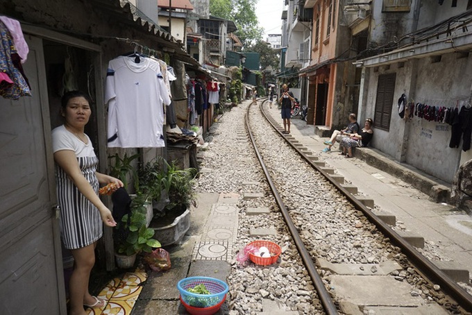 Hanoi railway attracts foreign visitors - 8 Hanoi railway attracts foreign visitors - 8