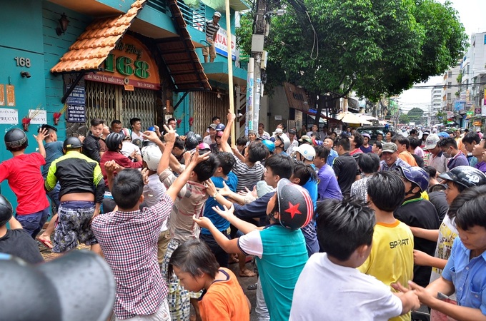 Chaos as money is thrown into HCM City streets - 1 Chaos as money is thrown into HCM City streets - 1