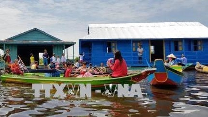 Floating school for Vietnamese students opens in Cambodia - 1