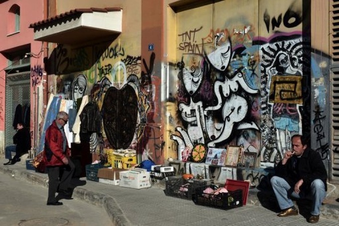 Greece extends debt buyback to Tuesday - 1 Greece extends debt buyback to Tuesday - 1