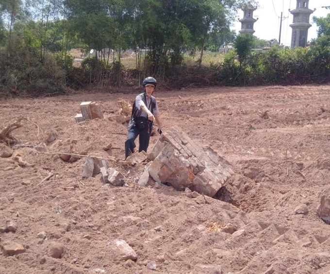 Huế residents angry after ancient royal tomb bulldozed - 2