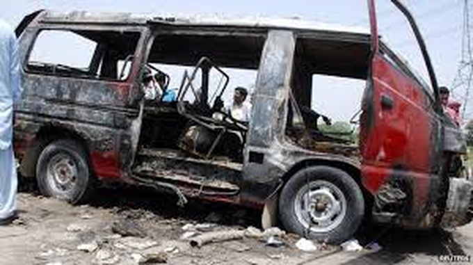 16 children die in Pakistan school bus fire - 1 16 children die in Pakistan school bus fire - 1