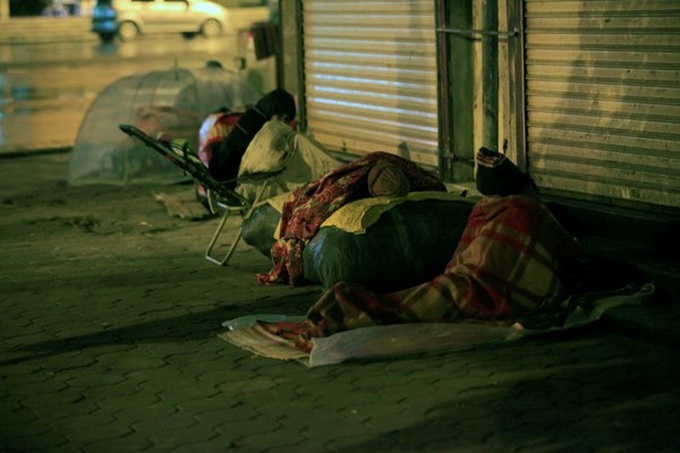 Fires break out in Hanoi streets, to warm night workers as winter cold bites - 5