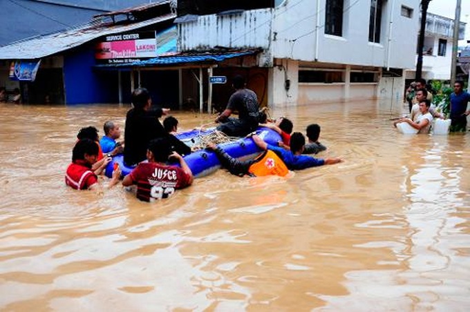 Indonesia floods leave 13 dead, tens of thousands displaced  Manado - 1