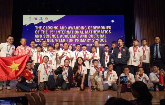Vietnam wins eight gold medals at maths and science competition - 1