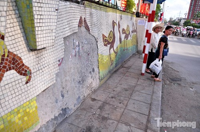 Hanoi record-breaking mosaic seriously deteriorating - 2 Hanoi record-breaking mosaic seriously deteriorating - 2