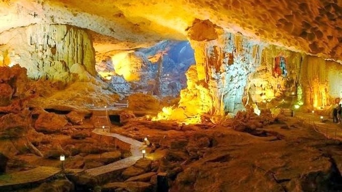 Quang Ninh halts receiving visitors to Dau Go Cave in Ha Long Bay - 1