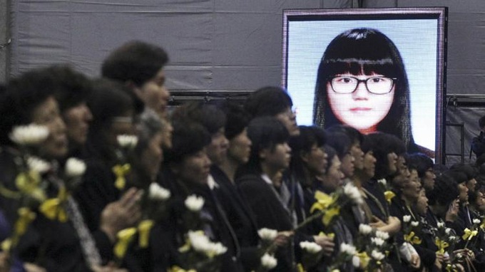 SKorean president apologizes for ferry response - 1 SKorean president apologizes for ferry response - 1