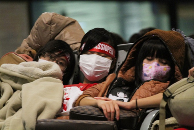 Vietnamese fans sleep overnight at airport to wait for Kpop idols - 1