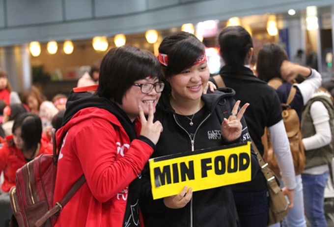 Vietnamese fans sleep overnight at airport to wait for Kpop idols - 2