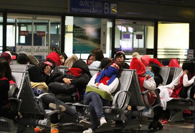 Vietnamese fans sleep overnight at airport to wait for Kpop idols - 9