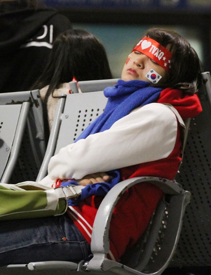 Vietnamese fans sleep overnight at airport to wait for Kpop idols - 10