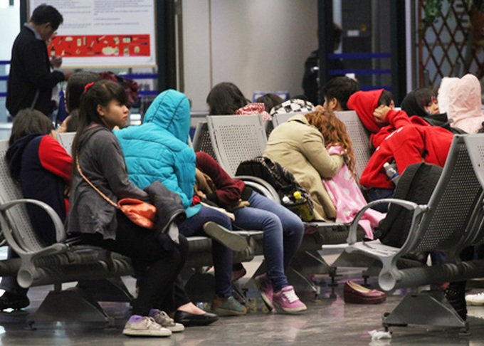 Vietnamese fans sleep overnight at airport to wait for Kpop idols - 11