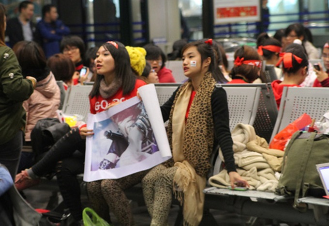 Vietnamese fans sleep overnight at airport to wait for Kpop idols - 8