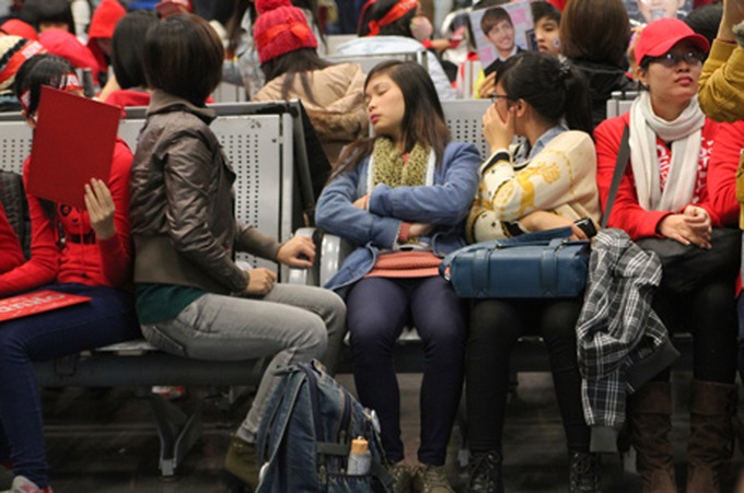 Vietnamese fans sleep overnight at airport to wait for Kpop idols - 5