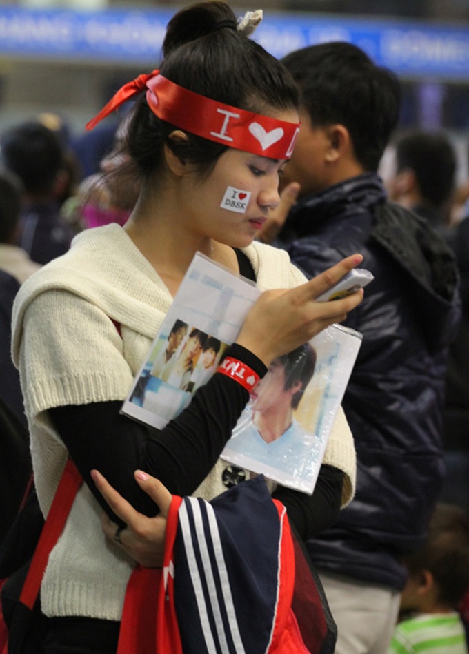 Vietnamese fans sleep overnight at airport to wait for Kpop idols - 6