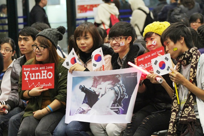 Vietnamese fans sleep overnight at airport to wait for Kpop idols - 3