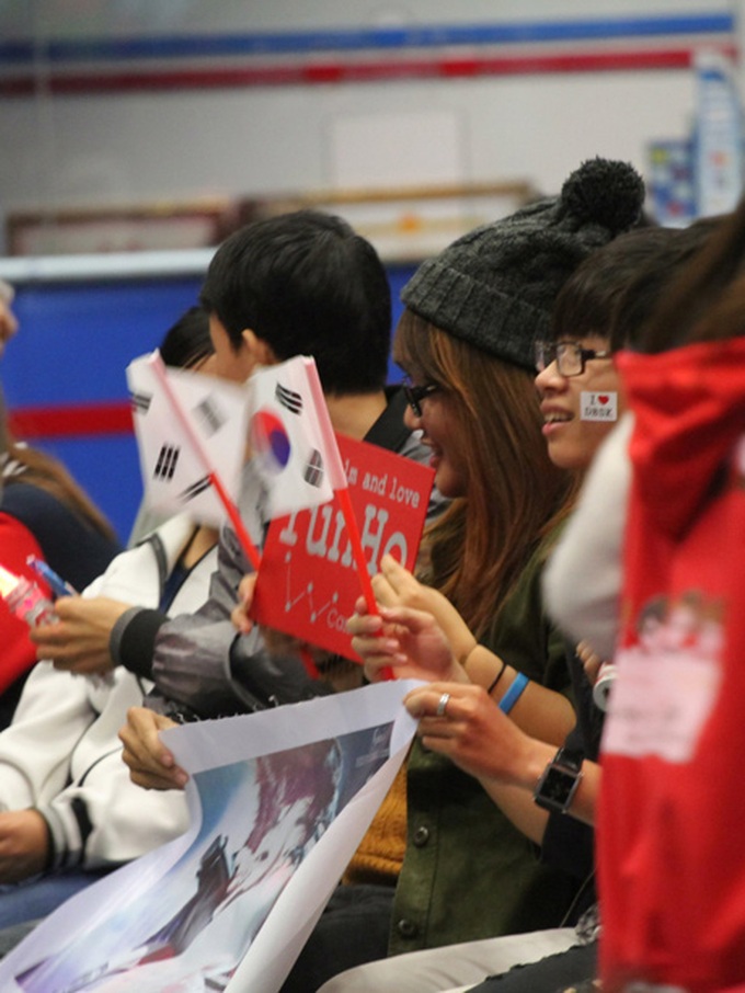 Vietnamese fans sleep overnight at airport to wait for Kpop idols - 4