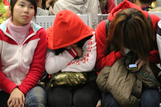 Vietnamese fans sleep overnight at airport to wait for Kpop idols - 7