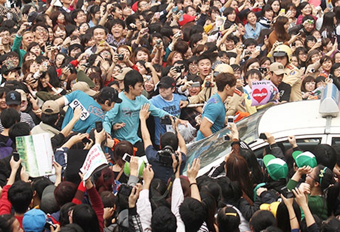 Fans of Korean stars cause chaos in Hanoi - 11