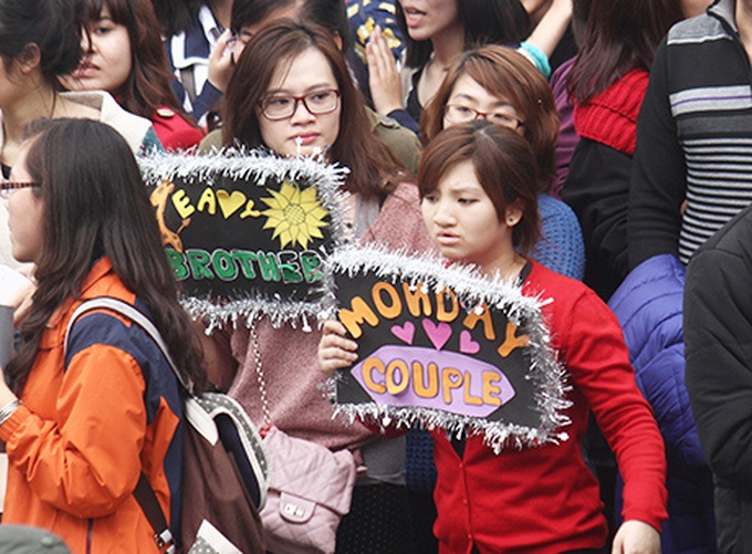 Fans of Korean stars cause chaos in Hanoi - 2