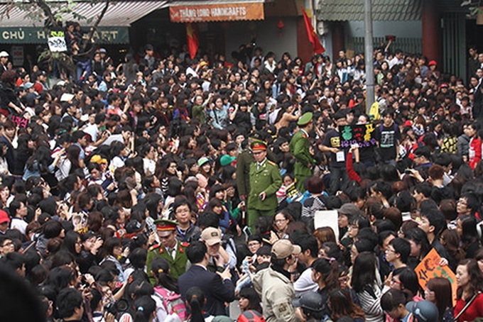 Fans of Korean stars cause chaos in Hanoi - 3