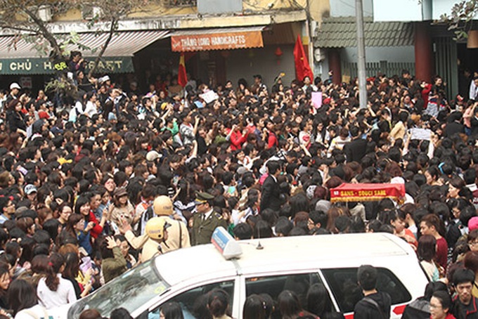 Fans of Korean stars cause chaos in Hanoi - 10