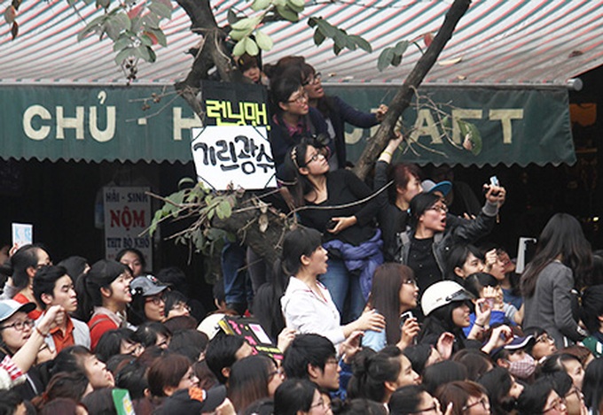Fans of Korean stars cause chaos in Hanoi - 4