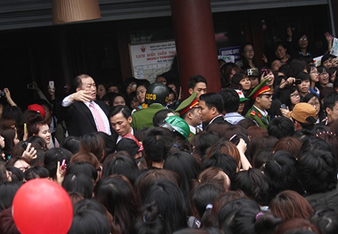 Fans of Korean stars cause chaos in Hanoi - 7