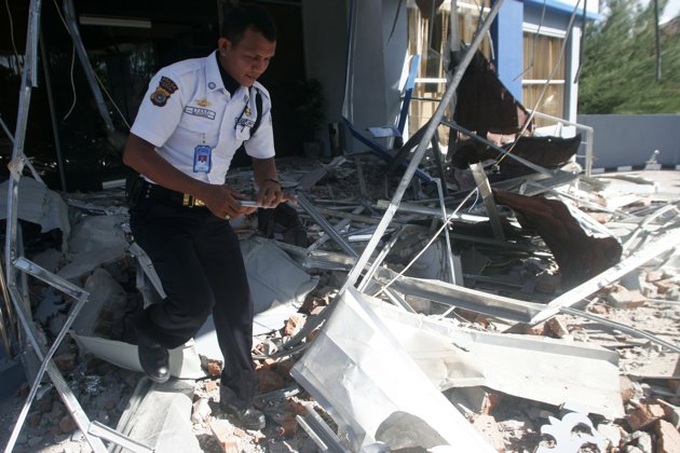 Indonesians feel lucky after escape from quakes - 1