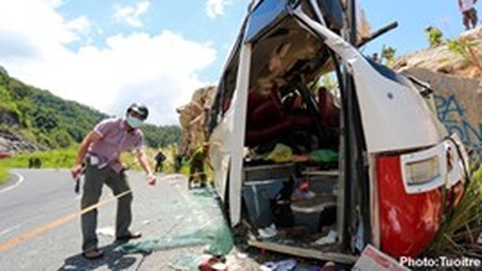 Many die as bus plunges into ravine - 1
