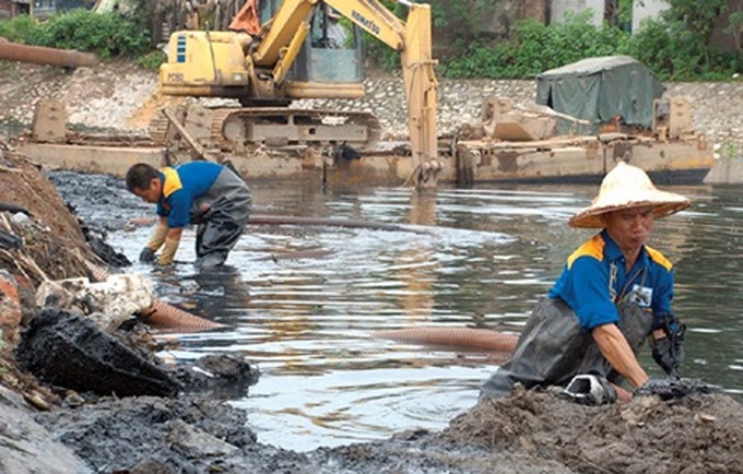 Hanoi moves to restore river flows - 1