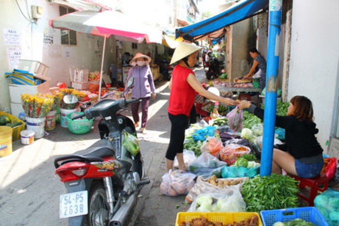 HCM City vows to remove unlicensed markets next month - 1