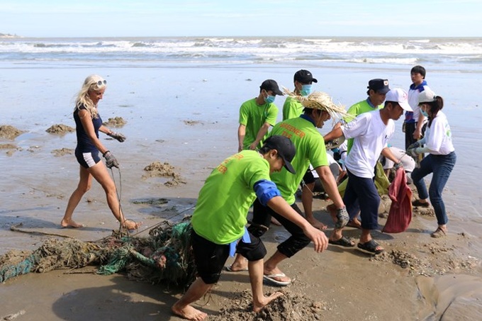 Foreign tourists help clean Mui Ne beach - 1 Foreign tourists help clean Mui Ne beach - 1