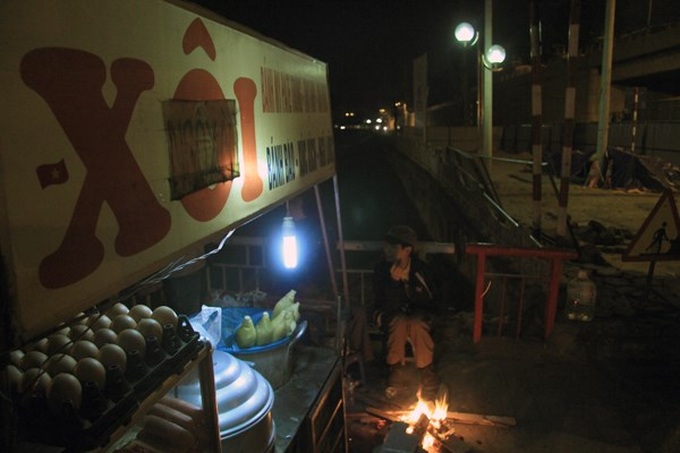 Fires break out in Hanoi streets, to warm night workers as winter cold bites - 3