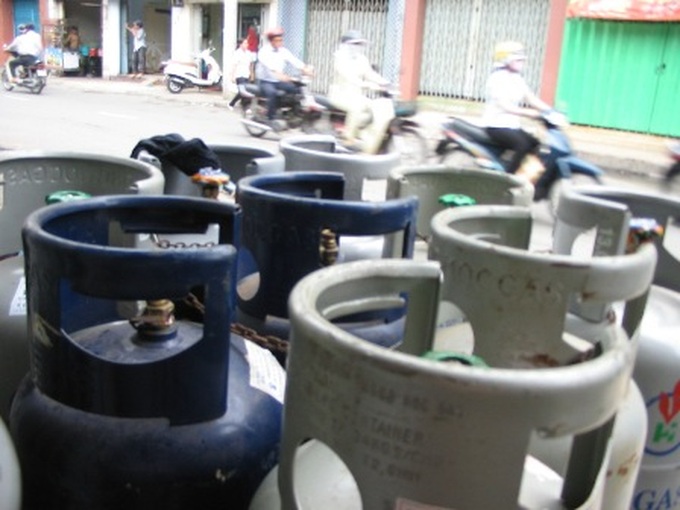 Gas prices climb to record highs in Vietnam - 1