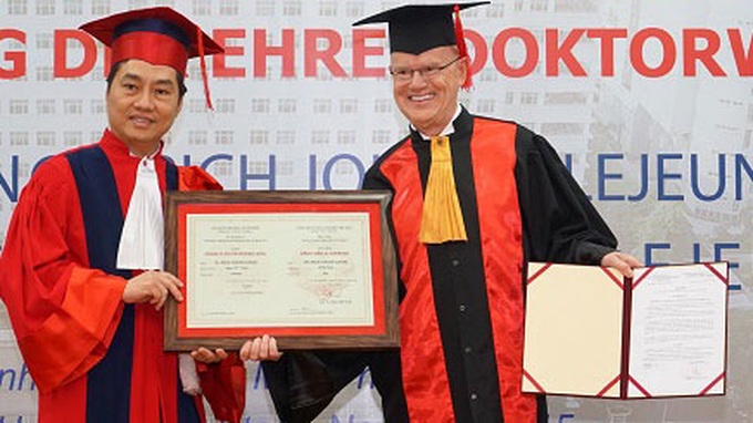 German MD awarded Vietnam honorary doctorate - 1