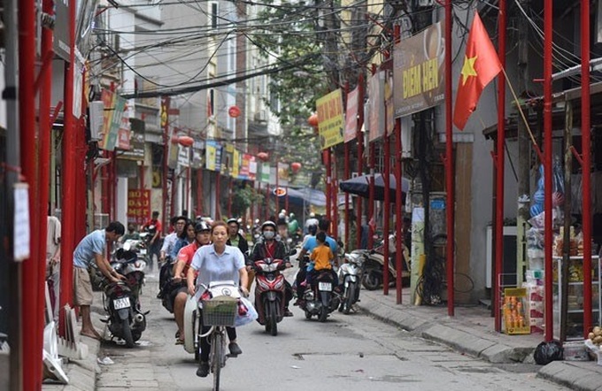 Unwanted street poles in Hanoi criticised - 1 Unwanted street poles in Hanoi criticised - 1